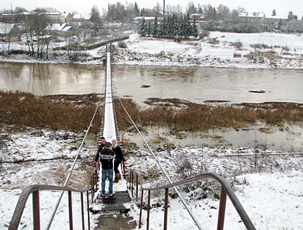 Komanda «Mandarīns» veic vienu no uzdevumiem – fotografējas uz gājēju tiltiņa pār Mūsu. 
Autors: Vilnis Auzāns