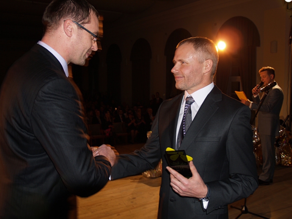 Māris Leitlants saņem apsveikumu no Edgara Ružas.
Autors: Madara Ērgle