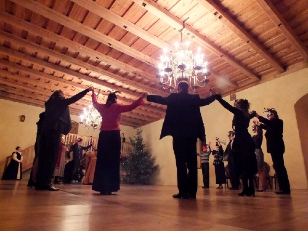 Bauskas pilī 28. decembrī uz 15. gadsimta beigu - 16. gadsimta sākuma Melngalvju brālības Ziemassvētku tradīcijās ieturētu balli bija ieradušās skaistos balles tērpos ģērbtas dāmas un solīdi kungi. Sarīkojumā publika tika gan izklaidēta,...
Autors: Kristaps Ābelnieks