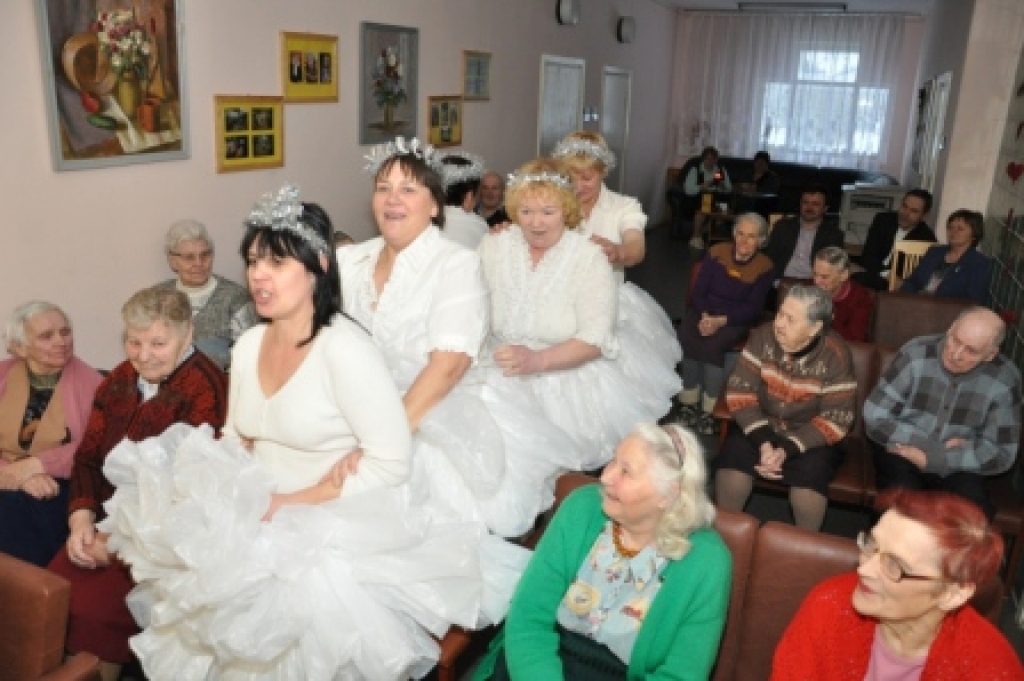 Ziemassvētku sarīkojumu veco ļaužu un invalīdu pansionātā «Atvasara» Vecumniekos 21. decembrī ievadīja dziedātājas Māras Krievkalnes un viņas dēla – mūziķa un producenta – Kristapa Krievkalna koncerts. Pēc tam sekoja Vecumnieku novada...