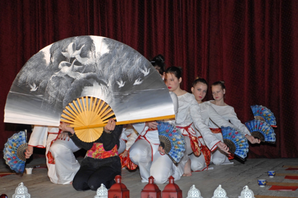 Nevar jau tikai strādāt vai gausties par politiķu neizdarībām. Kaut kas ir vajadzīgs arī sirdij, un Rundālē tas ir teātris. Novadā ir septiņi amatierteātra kolektīvi, un jau ceturto gadu arī pašiem sava «Spēlmaņu diena»