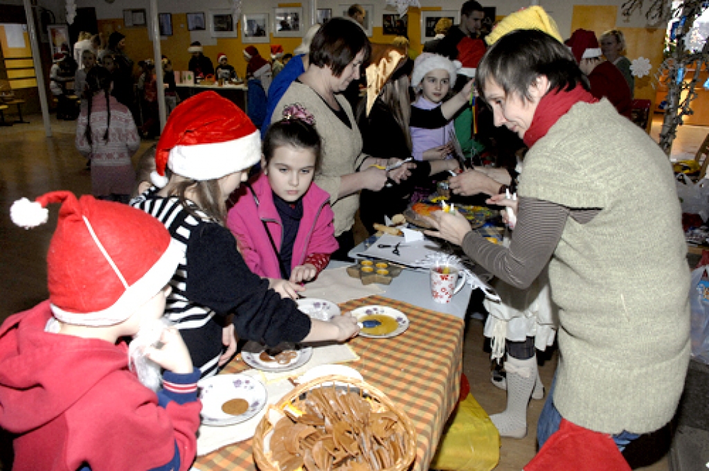 Desmitiem pārdevēju un vēl vairāk pircēju piektdien, 14. decembrī, radīja īstu pirmssvētku tirgus gaisotni Bauskas pilsētas pamatskolas vestibilā.
Te notika pirmais Ziemassvētku tirdziņš, kura iniciatori bija paši audzēkņi.
Autors: Ivars Bogdanovs