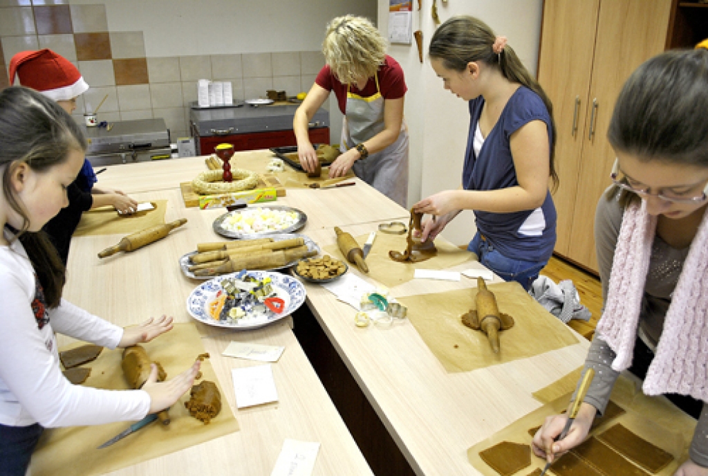 Trīs dienas – no 13. līdz 15. decembrim – Bauskas amatniecības centrā «Skapis» Bērnu un jauniešu centrā (BJC) notika Johannas gadatirgus. Te varēja apskatīt un nopirkt vietējo amatnieku darbus un strādāt dažādās radošajās darbnīcās. 