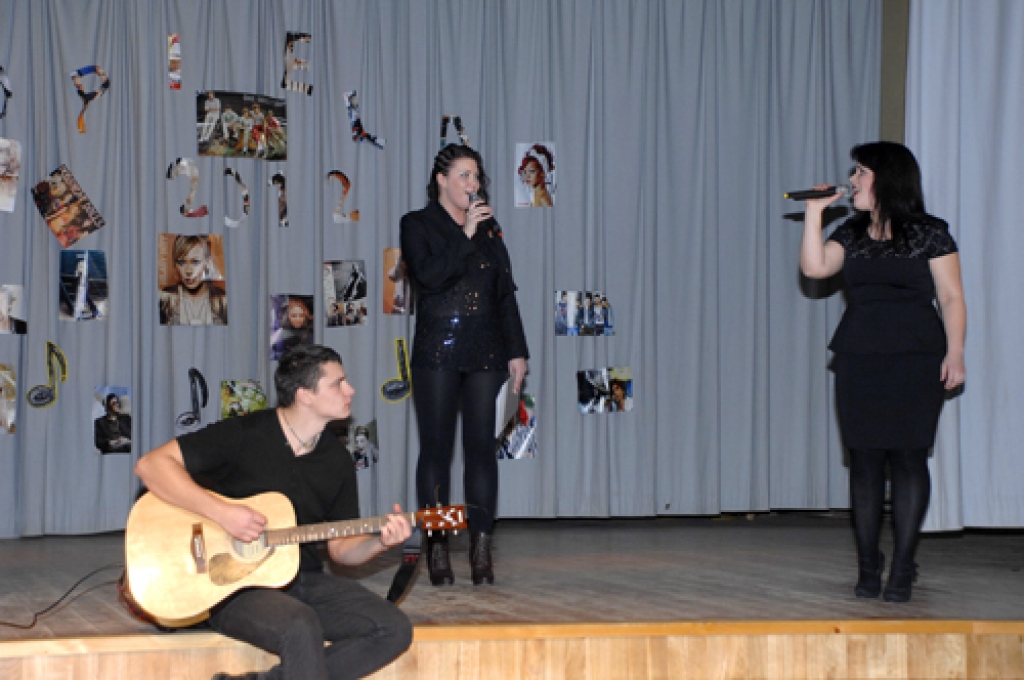 Agrāk populārā izklaide «Popiela» daudzviet piedzīvo norietu, turpretī Skaistkalnē tai piešķir jaunu veidolu. Tradīcijām apveltītajam sarīkojumam šogad piešķirts šiks nosaukums «Music Awards» jeb 'mūzikas balva' (angļu val.). Tas...
Autors: Ivars Bogdanovs