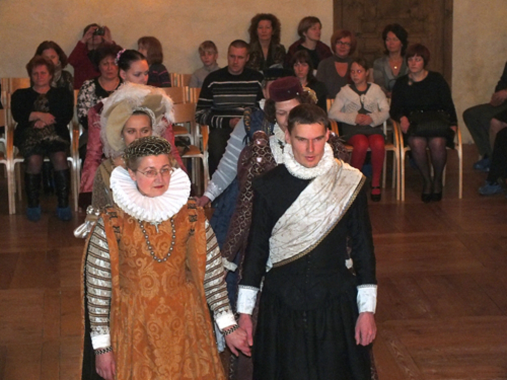 Bauskas pils seno deju grupa «Galms» 1. decembrī piecu gadu jubileju svinēja ar īpašu koncertprogrammu «Ballo di Dame». Sarīkojumu vadīja Bauskas pils muzeja speciāliste Ilona Taure. Koncertu apmeklēja daudz skatītāju. To vēroja arī...
Autors: Kristaps Ābelnieks