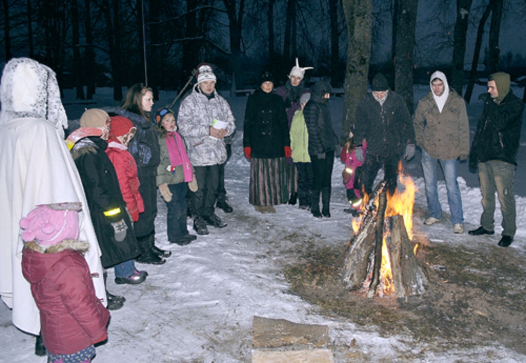 Uguns rituālā iesaistās jauni un veci bārbelieši. 
