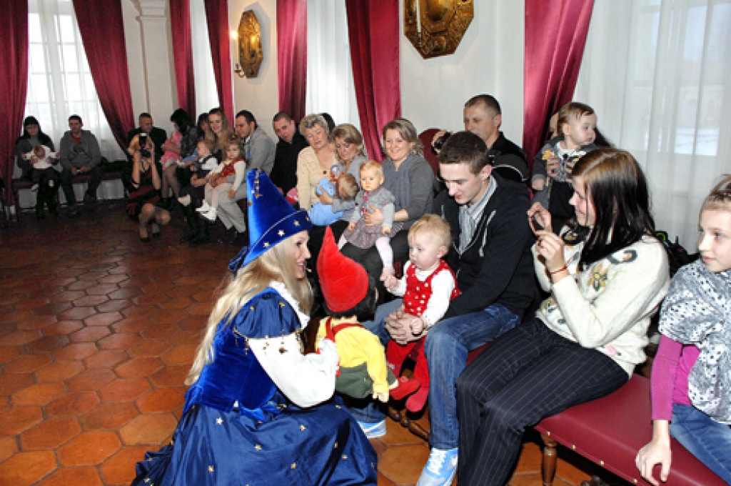 Ziemassvētku meitiņa rundāliete Sabīne Gedroviča dzimusi 2011. gada 24. decembrī, kopā ar viņu tētis Agris Gedrovičs un māmiņa Laura Bartaševiča. Viņai īpašais Rūķu ģimenes sveiciens.