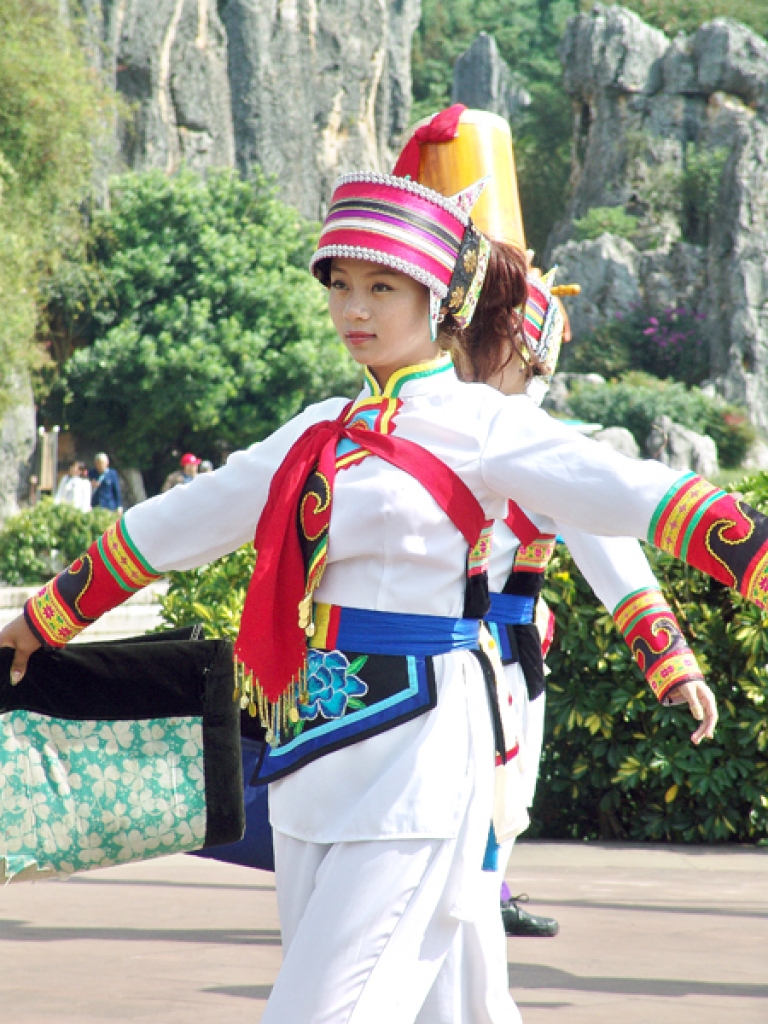 Sani minoritātes tautas dejas uzvedums Akmens meža dabas parkā.