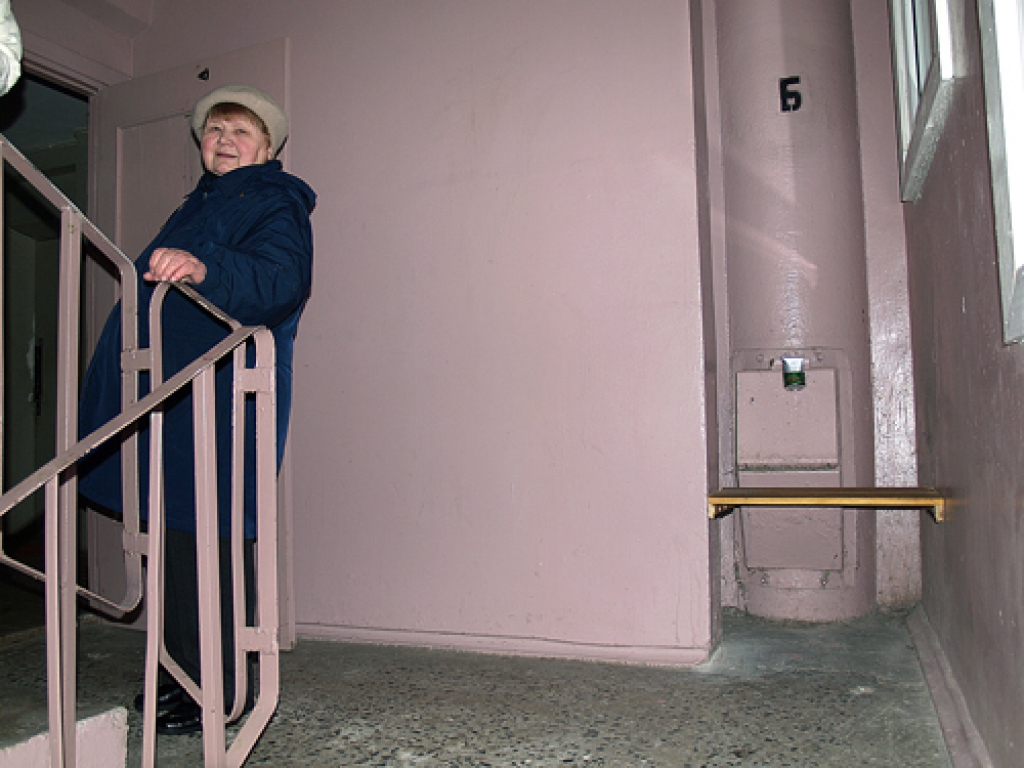 Ļubai Sofinai, septītā stāva iemītniecei, apsaimniekotāja uzstādītie soliņi kāpņu telpā nešķiet pietiekami labs aizvietotājs liftam. 