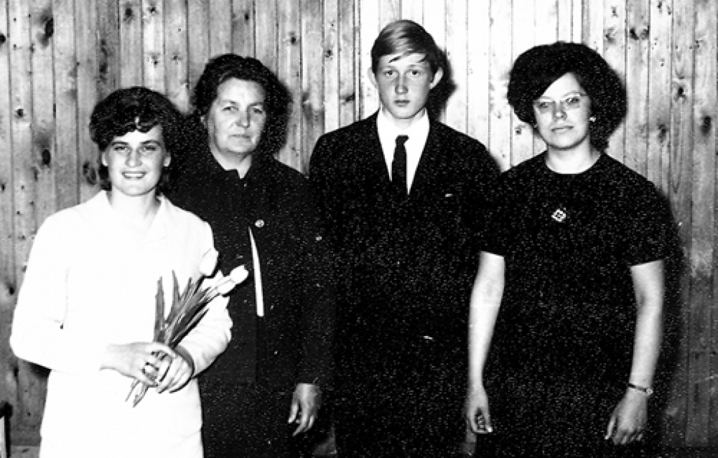 Pirmais izlaidums. Jubilāre no labās, toreizējais skolnieks Uģis Bruģis, kurš viņai nodots, skolotājai Valijai Vasariņai dodoties pensijā, un toreizējā Bauskas mūzikas skolas direktore Valija Maceiko. 