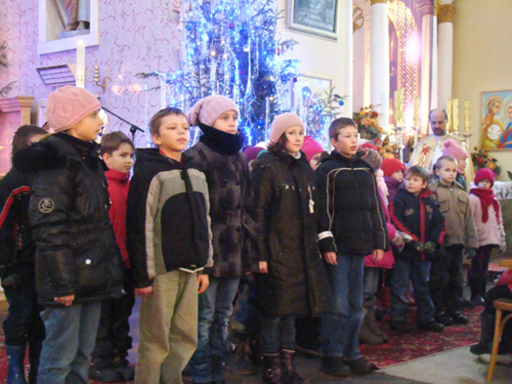 Skaistkalnes vidusskolas skolēni ik gadu pulcējas dievnamā, lai ieskandinātu Pestītāja piedzimšanas svētkus. 