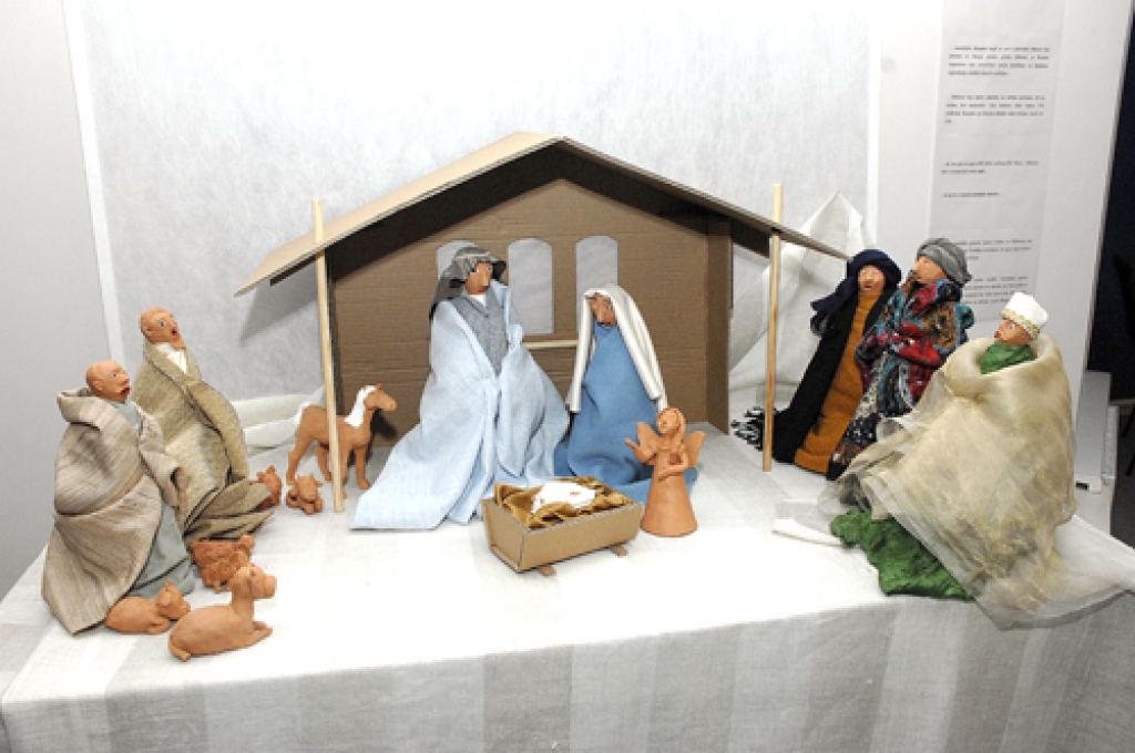 Cilvēks iet uz baznīcu, lai satiktos ar Dieva Dēlu Ziemassvētku vakarā. Dažiem kristiešiem mājās ir sava Betlēmīte. Šogad tāda iekārtota Bauskas mākslas skolā. 