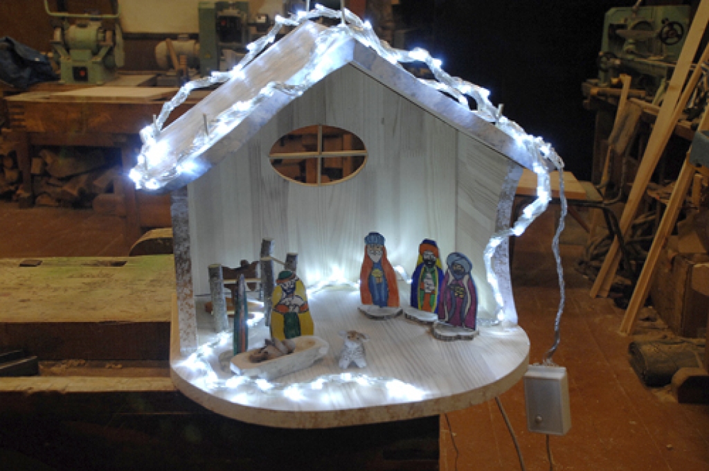 Betlēmes ainu Zālītes skolēni darinājuši no koka un māla, pievienojot gaismas virteni. 