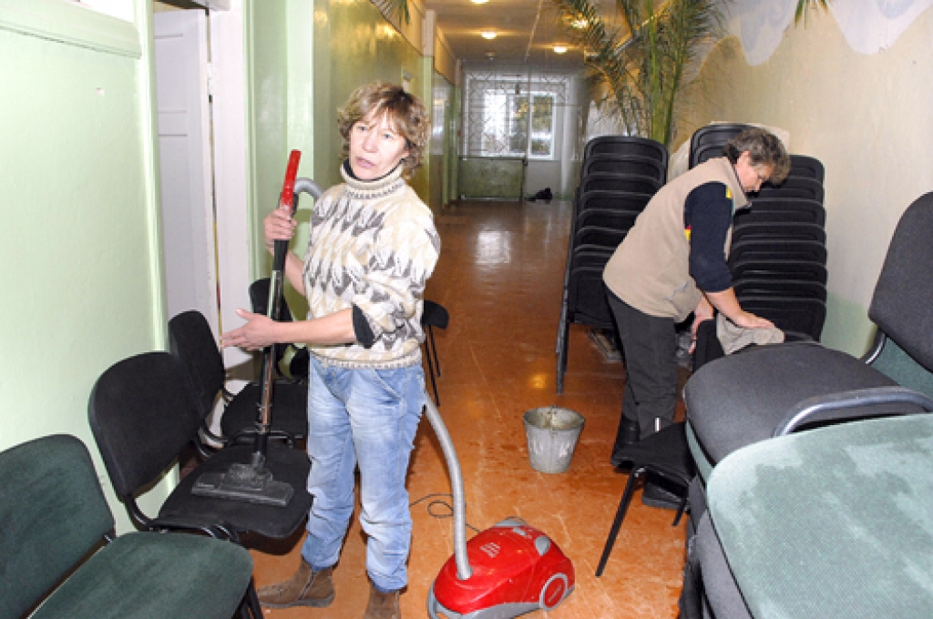 Daudzfunkcionālajā centrā «Strēlnieki» Mežotnē veikts apjomīgs remonts. Strādnieces Regīna Klinceviča (no labās) un Gaļina Sokolova tīra mēbeles, kārto gaiteni, lai jau piektdien te varētu notikt pirmais Ziemassvētku sarīkojums.