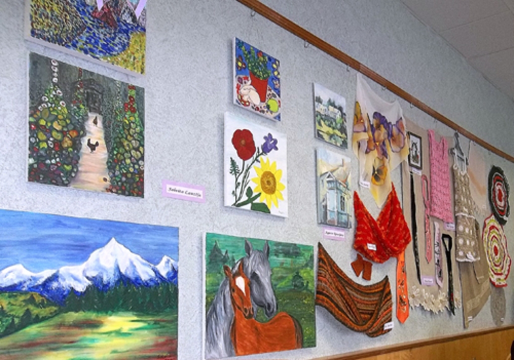 Izstāde tapusi, lai bibliotēkas apmeklētāji smeltos idejas, domājot par Ziemassvētku dāvanām. 