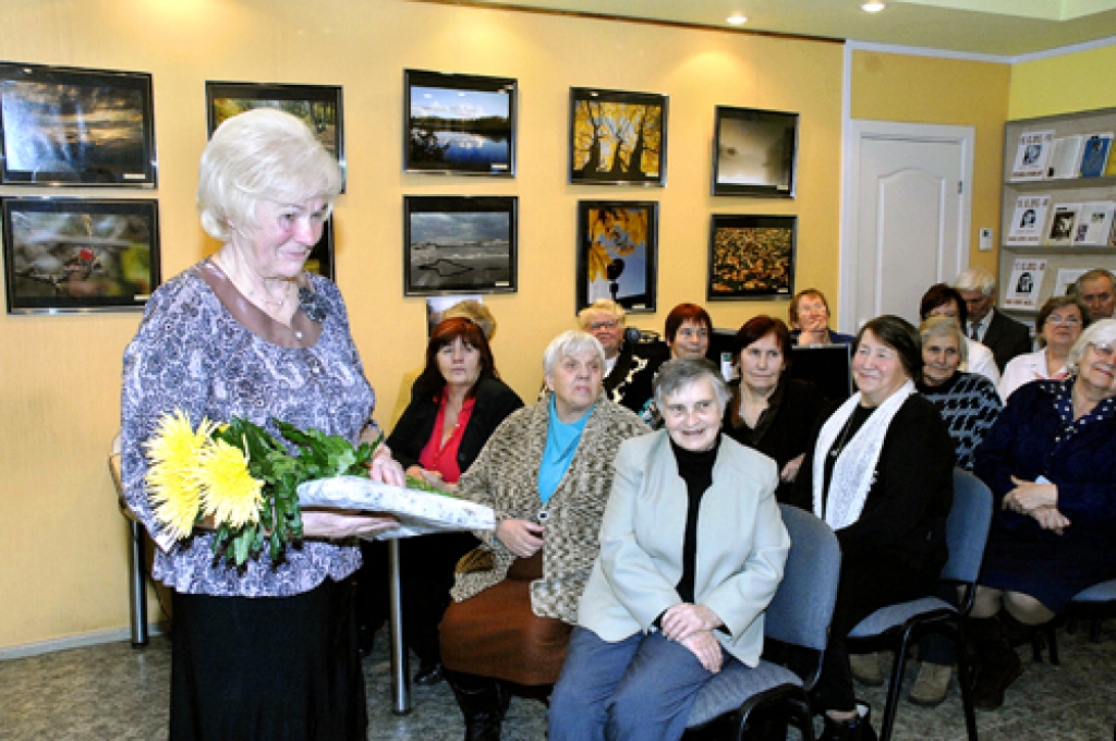 Inta Krieviņa (no kreisās), Jauncodes bibliotēkas vadītāja, iestādes jubilejā saņēma daudz  sirsnīgu sveicienu.