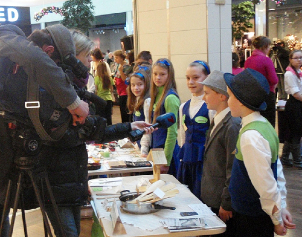 Matīss Kataņenko, Airita Skaldere un Rūdolfs Svarenieks no Bauskas sākumskolas SMU «Dižkoks» sniedz interviju televīzijai. 