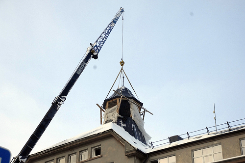 SIA «Kvintets M» meistari piektdien Bauskas Valsts ģimnāzijas no jauna uzbūvētajam tornim uzlika jumtu. 