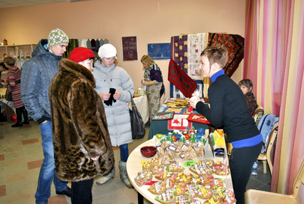 Baušķeniece Santa Pabērza (no labās) piedāvāja cukurā grauzdētas mandeles un pašas ceptas piparkūkas. 