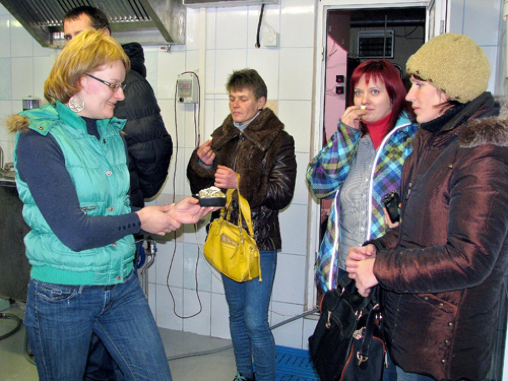 Iluta Straģe (no kreisās) piedāvā semināra dalībniekiem nogaršot zemnieku saimniecībā «Krišjāņi» gatavotos sierus.