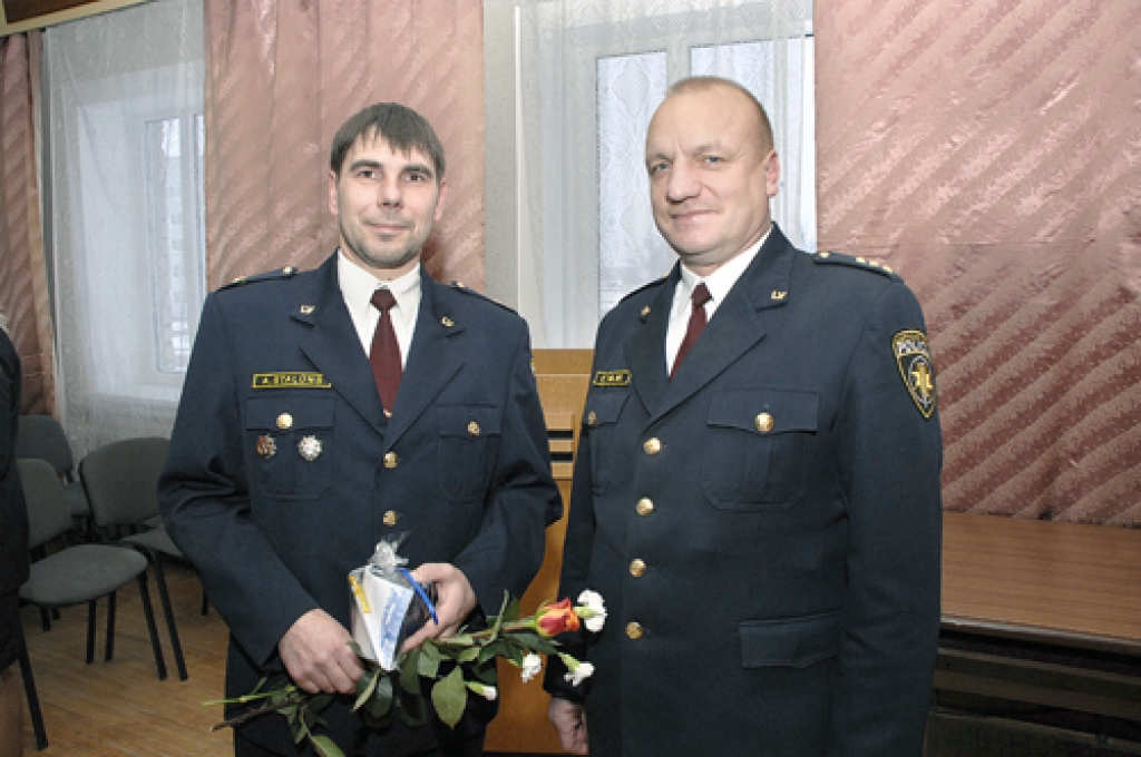 Armands Staļūns (no kreisās) un Edgars Zvilna ar apbalvojumiem.