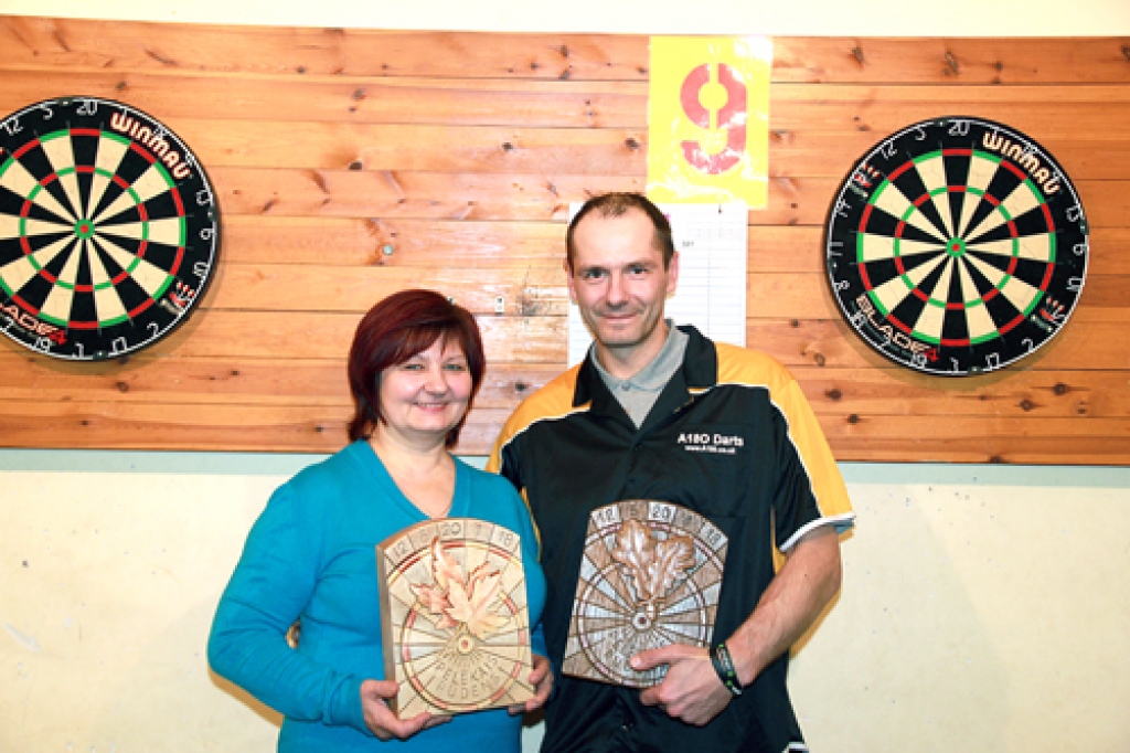 Biruta Skvirecka un Guntars Stipins – «Pelēkā rudens 2012» kausu ieguvēji.