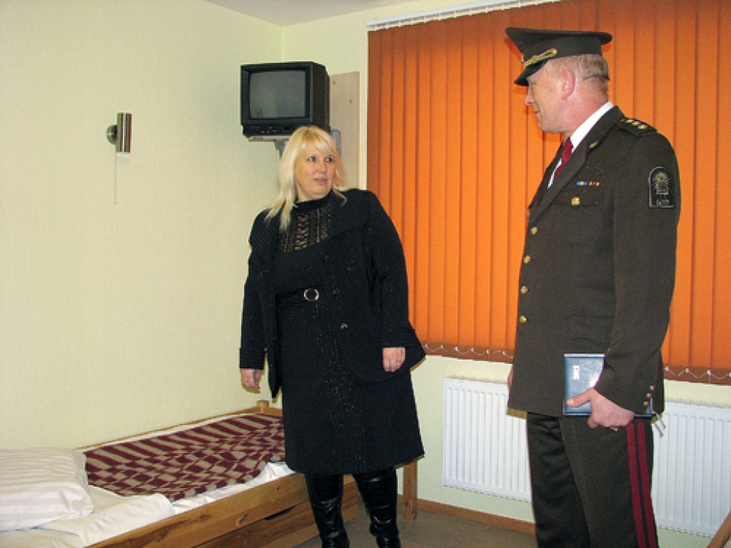 Aigars Starodubcevs, Vecumnieku cietuma priekšnieks, izrāda Ieslodzījuma vietu pārvaldes Administratīvās un personāla vadības dienesta priekšniecei Lanai Andriksonei izremontētās telpas. 