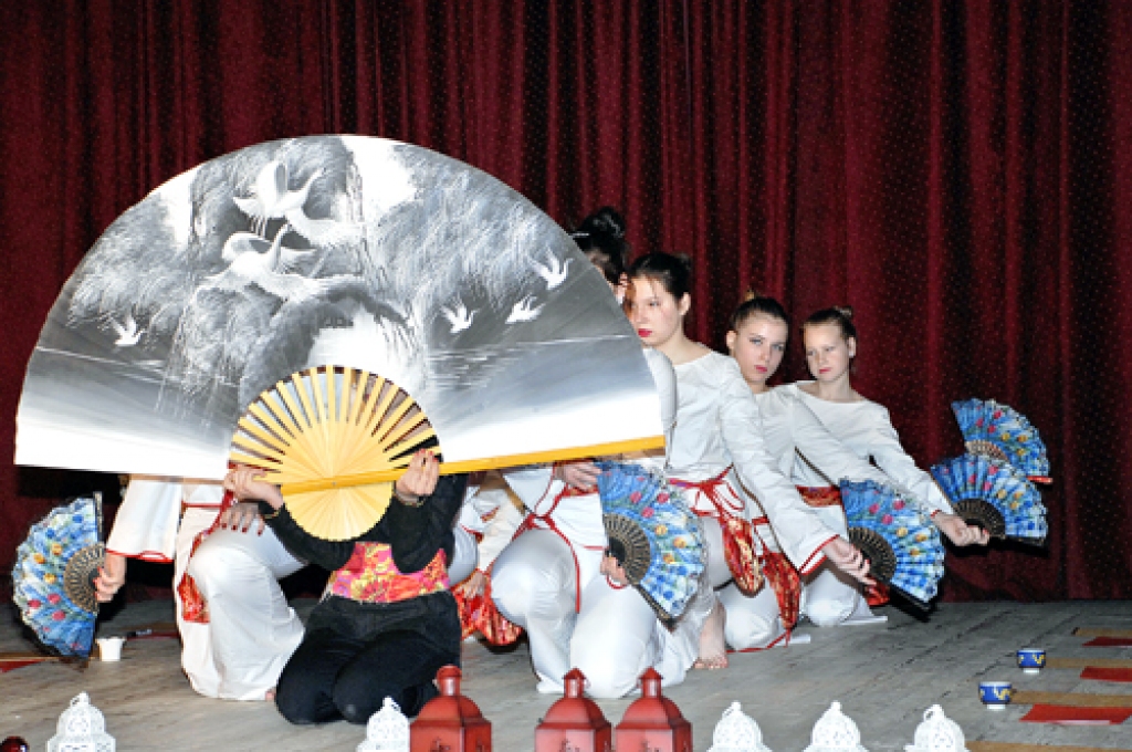 Teātra studijas «Savējie» lielās grupas uzvedums «Haiku dārzs» pārsteidza ar Japānai raksturīgo aksesuāru un noskaņu.