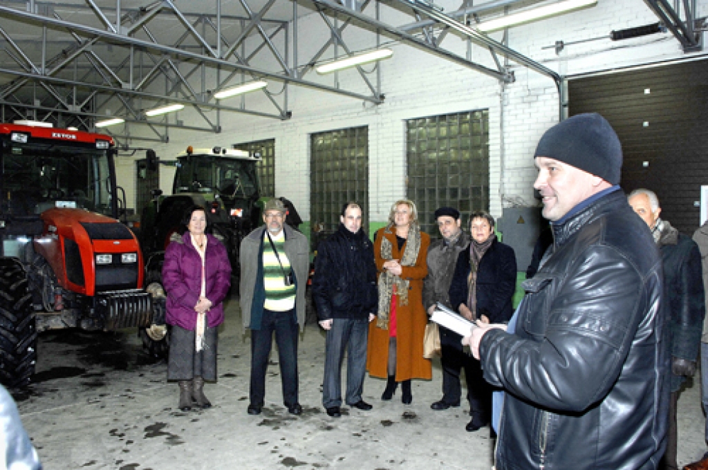 Juris Butkus (priekšplānā) vidzemniekiem izrāda SIA «Uzvara-Lauks» tehnikas novietni. 