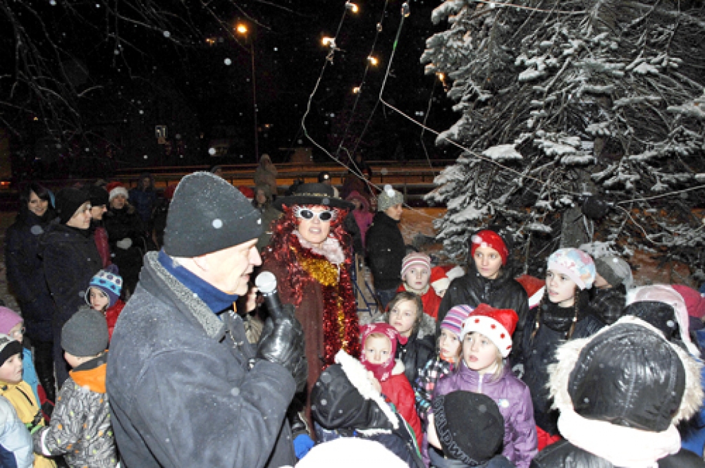 Iecavā pie kultūras nama egles notika īsts rūķu salidojums. 