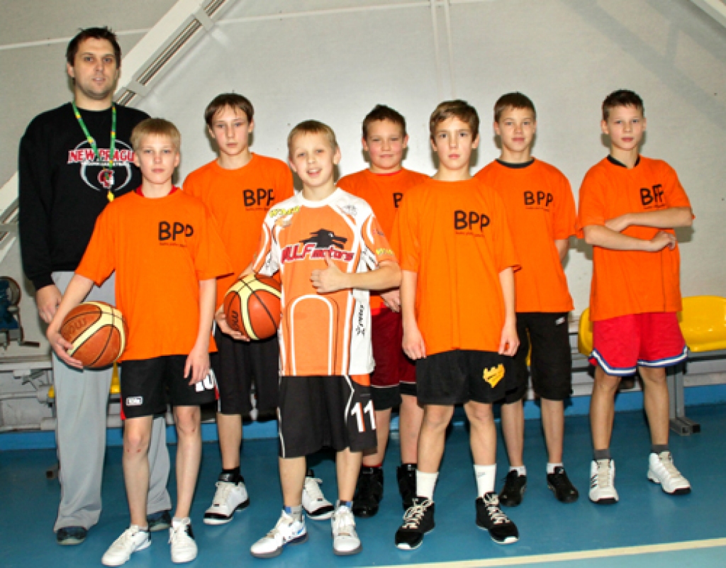 Jaunie basketbolisti no Bauskas pilsētas pamatskolas kopā ar treneri Rihardu Krūmiņu. 
