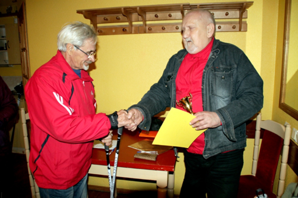 Rihards Gailītis (no kreisās) kļuvis par veiksmīgāko zolītes spēlētāju. Viņu sveic Ilgonis Rencis.