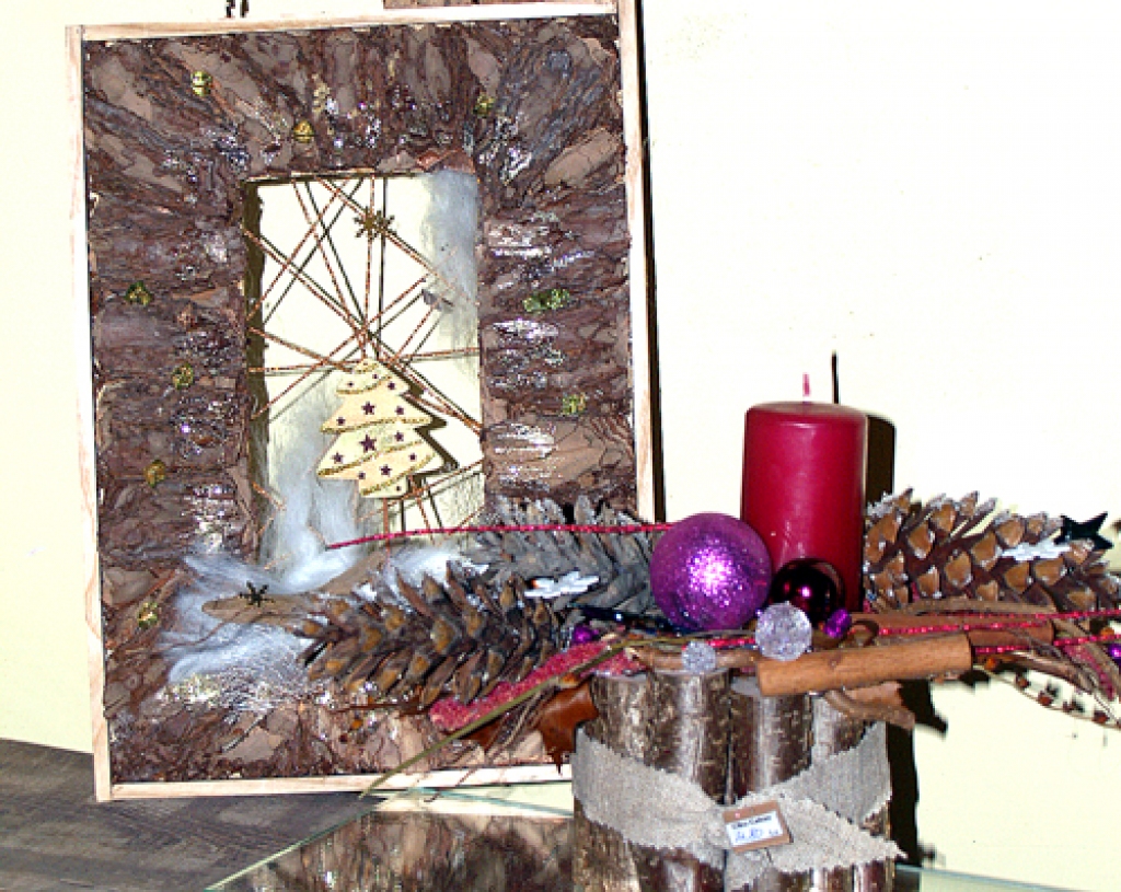 Ziemassvētku dekori un Adventes vaiņagi tiek veidoti no dabas materiāliem. 