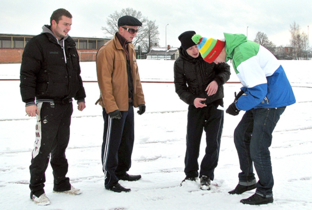 Uzvarētāju komanda «Konservanti» noskrējuši apli Bauskas stadionā. Rezultātu reģistrē sacensību galvenais tiesnesis Artūrs Zaķis. 