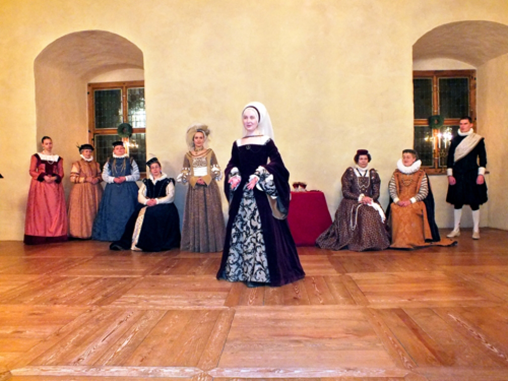 «Galms» piecu gadu jubilejas koncertā: deju grupas vadītāja Ilona Taure priekšplānā, no kreisās – Santa Elizabete Šulce, Zeltīte Frīdmane, Biruta Šulce, Vineta Skalberga, Ieva Bronko-Pastore, Ligita Asare, Taiga Skane un Jānis Kārkliņš.