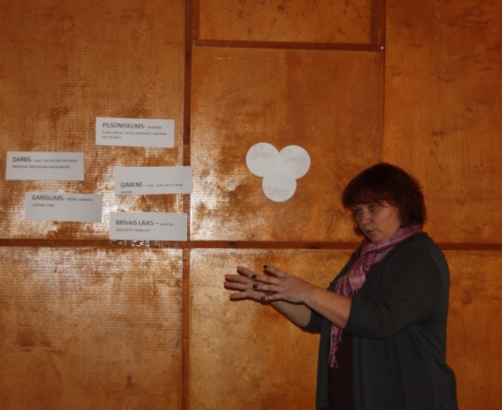 Inga Belinska skaidro Zālītes topošajiem absolventiem profesijas izvēles nozīmi.
Autors: No albuma.