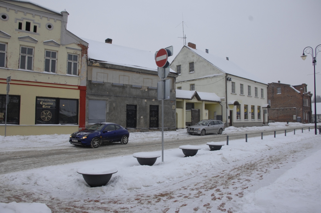 Pasta ielā Bauskā, Rātslaukuma malā, pamazām sāk atgriezties dzīvība. Iecerēts atjaunot privātīpašniekiem piederošos namus, veikt to fasādes kosmētisko remontu. 
Autors: Ivars Bogdanovs