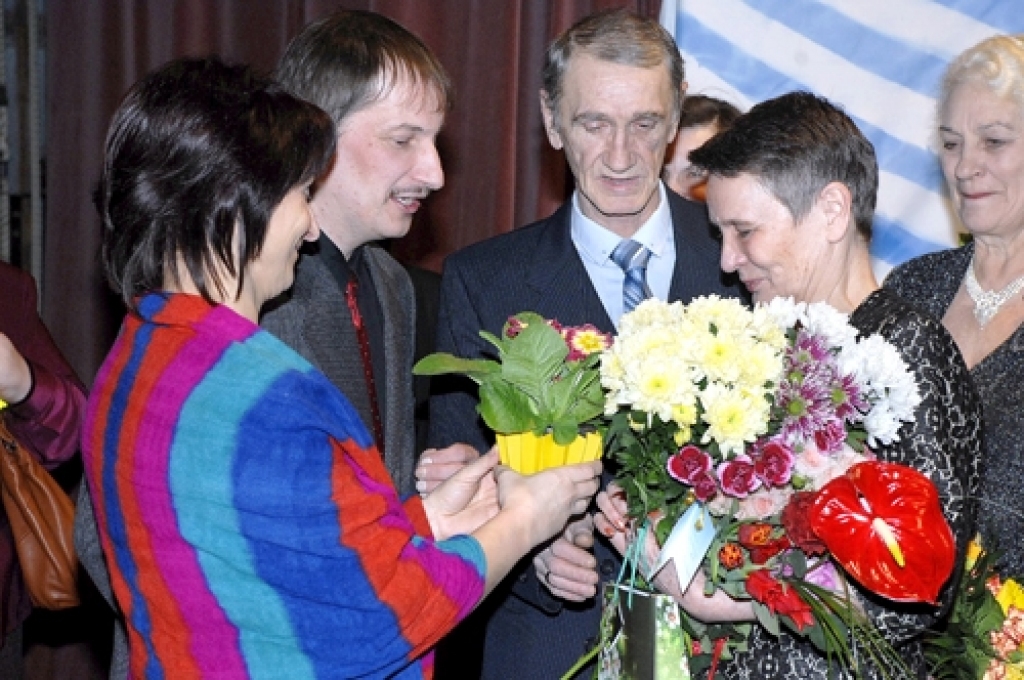 Bauskas Tautas teātra kolektīvs sveic Ināru Hegenbarti (otrā no labās). 
Autors: Kristaps Ābelnieks