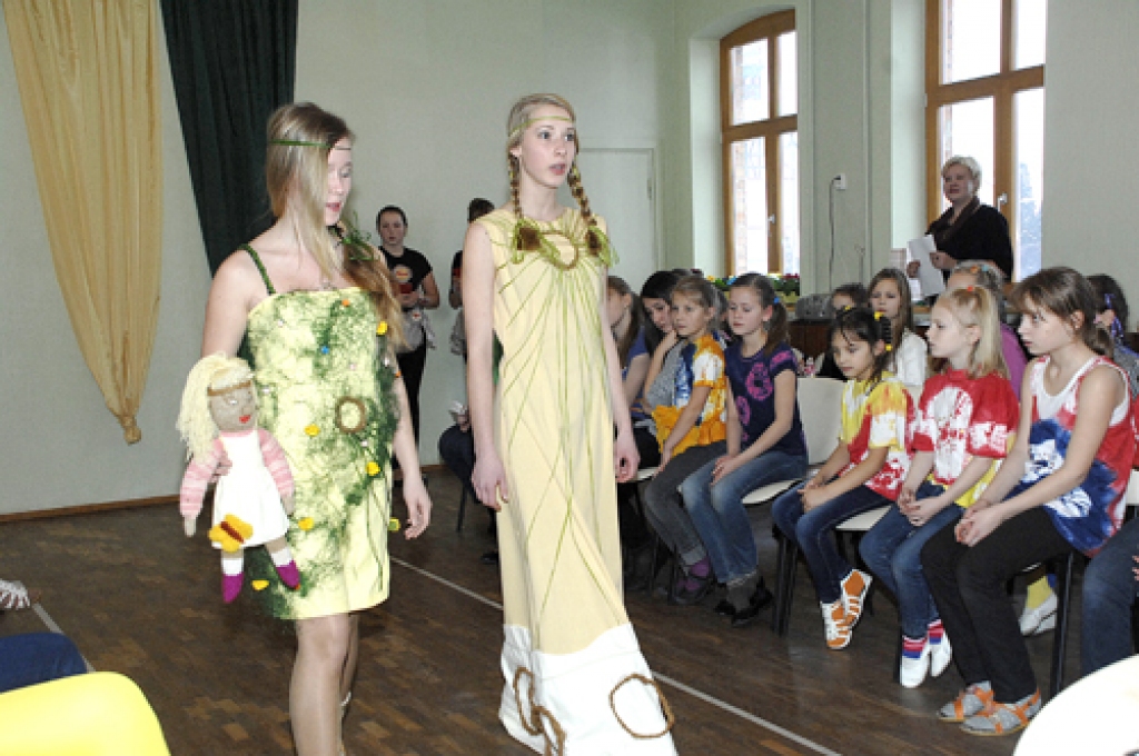 Jaunsaules pamatskolas 8. klases audzēknes Liena Vackare (no labās) un Elizabete Marta Mašēna skatē demonstrēja tērpus «Dzeltenie aizkari». 
Autors: Ivars Bogdanovs