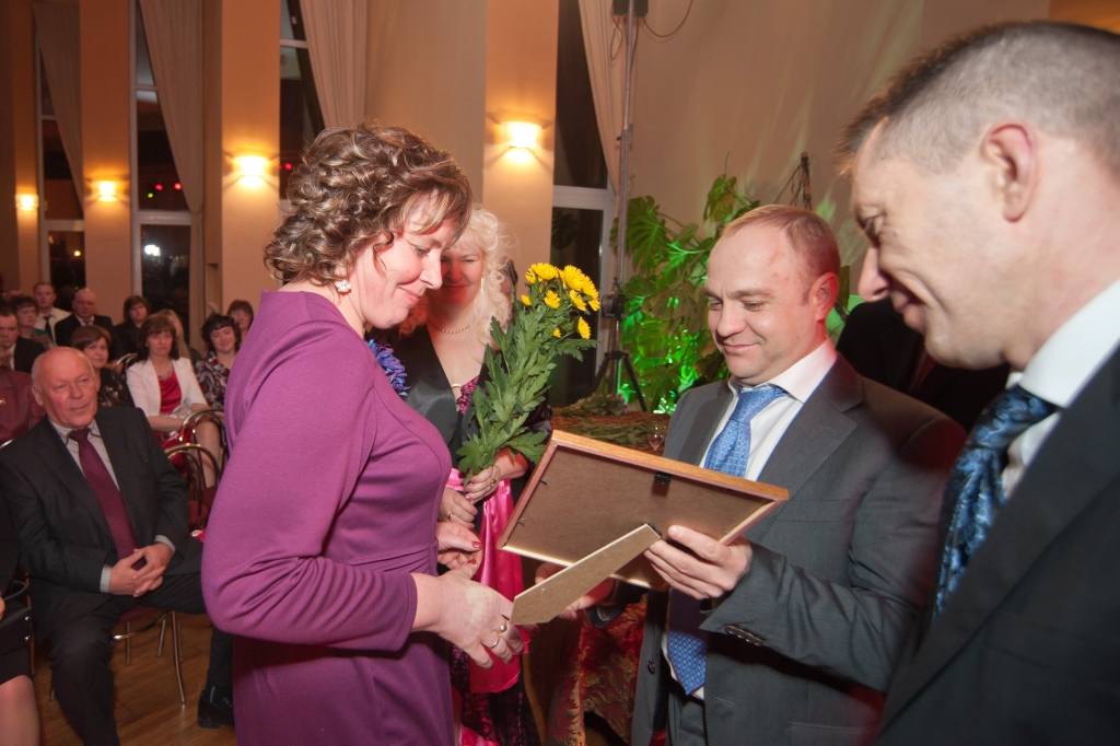 Indra Asupa, Bauskas novada saimniecības «Liepiņas» pārstāve, saņem balvu par veiksmīgu sadarbību un izaugsmi no «Food Union» valdes priekšsēdētāja Sergeja Beshmeļņicka.
Autors: No albuma.