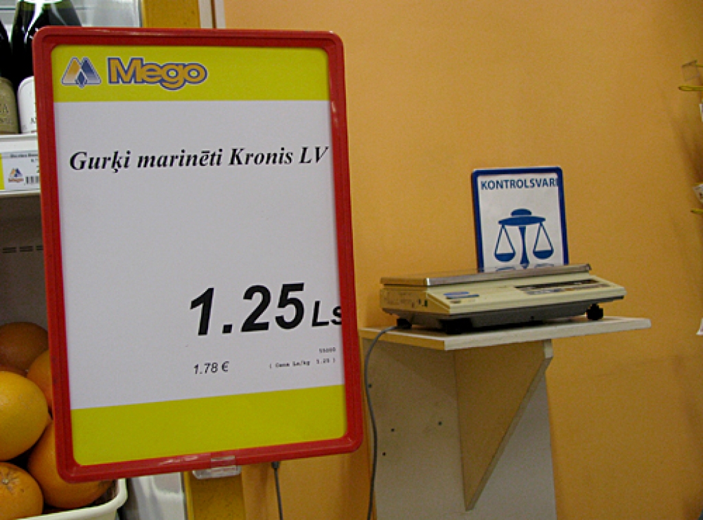 Pircējiem jāsāk pierast, ka produktu cenu eiro apzīmēs lielāks skaitlis. SIA «Kronis» marinētie gurķi tagad maksā 1,25 latus. No nākamā gada janvāra, iespējams, tas būs citādāks – 1,78 eiro.
Autors: Vilnis Auzāns