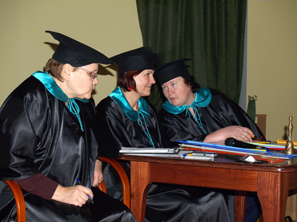 Bargās soģes apspriežas par komandu vērtējumu. Tiesneses augstāko atzīmi – piecnieku – nevienai komandai viegli nedāvāja.
Autors: Madara Ērgle