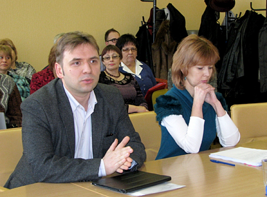 Producents Juris Millers un Bauskas kultūras centra direktore Ilva Vansoviča cenšas pārliecināt deputātus, lai saņemtu pašvaldības atbalstu rokoperas «Lāčplēsis» iestudējumam un izrādei Bauskā. 
Autors: Vilnis Auzāns