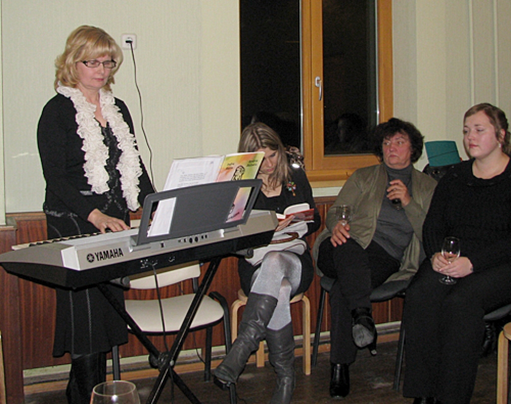 Meistarstāstu vakarā «Esmu šovakar brīvs, man pieder sveces un vīns...» par īpašu gaisotni gādāja mūziķe Ingrīda Zemļinska. 
Autors: Vilnis Auzāns