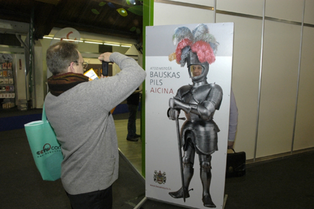 „Balttour” izstādē 2011. gadā, piemēram, Bauskas pils aicināja apmeklētājus ar šādu plakātu.
Autors: no „Bauskas Dzīves” arhīva.