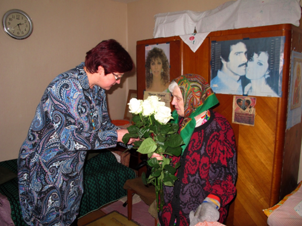 Bauskas novada dzimtsarakstu nodaļas vadītājas vietniece Inese Dombrovska 90 gadu jubilejā sveic Ņinu Romanovu. 
Autors: Ieva Šomina