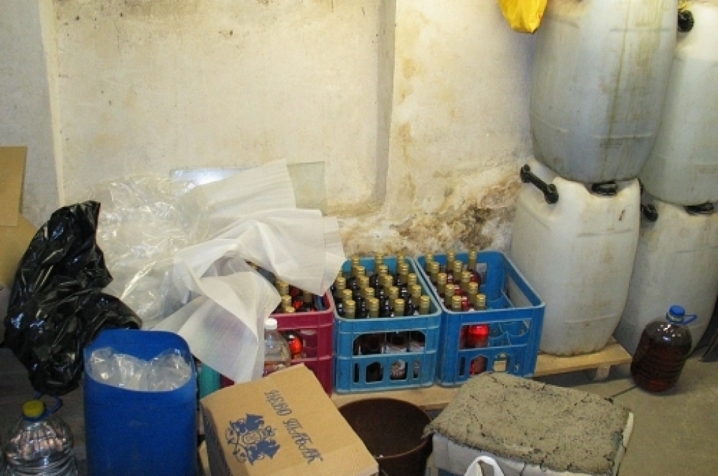 Upes ielā Bauskā apmēram gadu darbojās teju īsta šņabja rūpnīca. Tajā izgatavoto dziru pildīja pudelēs, uz kuru etiķetēm bija rakstīts: degvīns 