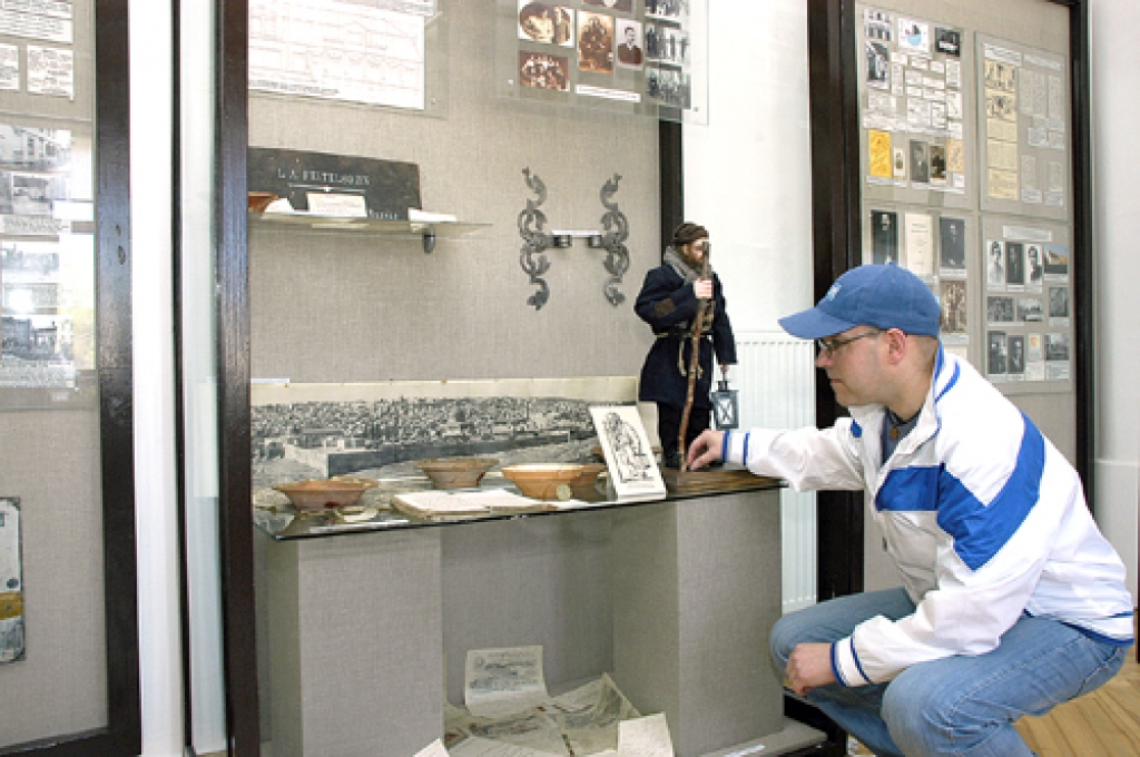 Semināra dalībniekus vēsturnieks Aigars Urtāns iepazīstinās ar Bauskas NMM ekspozīciju un izstādi «Zudušie Bauskas iedzīvotāji» (attēlā)..
Autors: no «Bauskas Dzīves» arhīva.