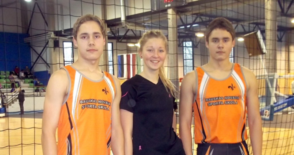 Dāvis Kaufmanis (no kreisās) Megija Drunka, Lauris Kaufmanis ir klases un treniņu biedri.
Autors: no A. Indriksones albuma