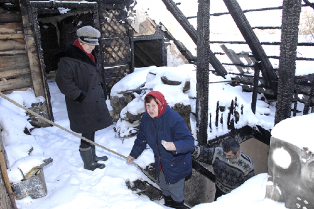 Nadežda Bokova (no kreisās), Raisa Fjodorova un Juris Belousovs nobažījušies par uguns nodarīto postu.
Autors: Ivars Bogdanovs